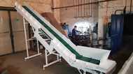Горизонтально наклонный цепной транспортер кормораздатчика